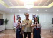 Titip Harapan Maluku di Ajang Nasional, Hendrik Lewerissa Lepas Dua Siswi SMP Kalam Kudus Bertanding ke Jakarta
